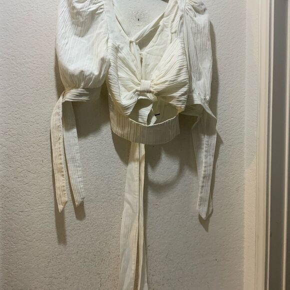 Sthela & Co White Crop Blouse with Puffed Cap Sleeves - Picture 2 of 7